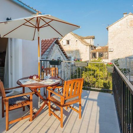 Zlatin Dvor - Apartments For 3, Terrace, Trogir Center, Beach At 5-Min, Bike Friendly Exterior foto