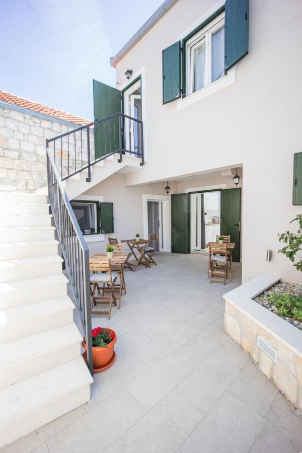 Zlatin Dvor - Apartments For 3, Terrace, Trogir Center, Beach At 5-Min, Bike Friendly Exterior foto