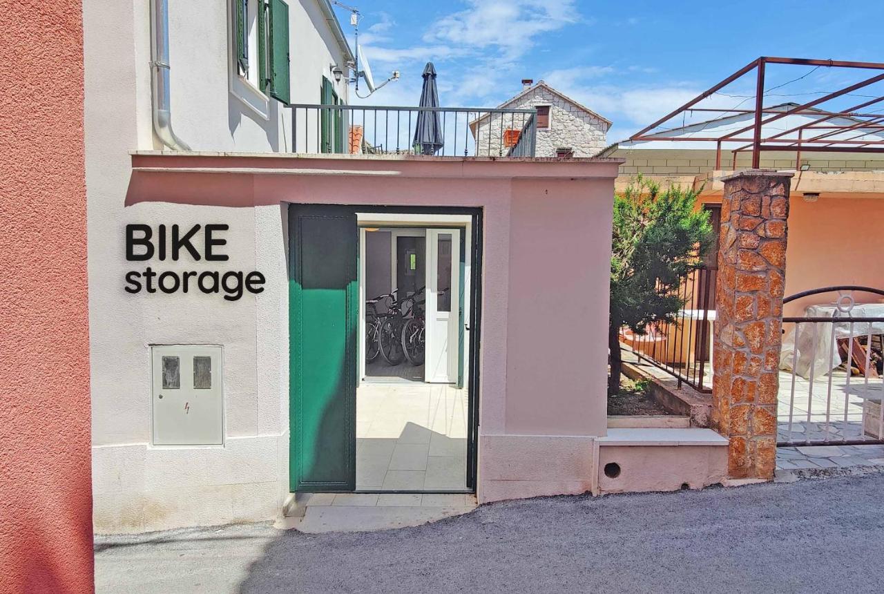 Zlatin Dvor - Apartments For 3, Terrace, Trogir Center, Beach At 5-Min, Bike Friendly Exterior foto