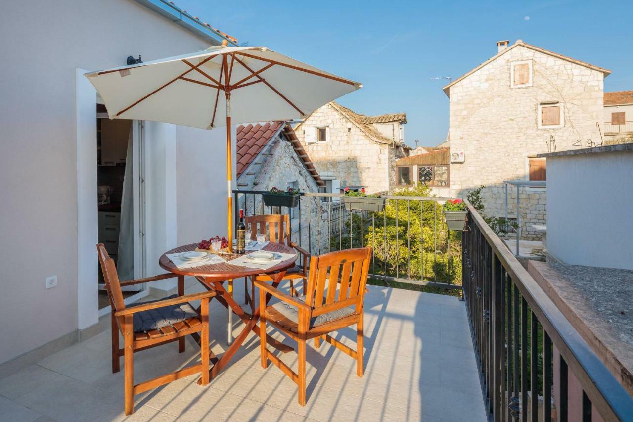 Zlatin Dvor - Apartments For 3, Terrace, Trogir Center, Beach At 5-Min, Bike Friendly Exterior foto